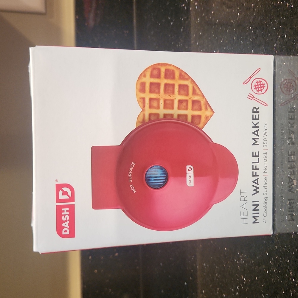 NWT Dash Heart Mini Waffle Maker